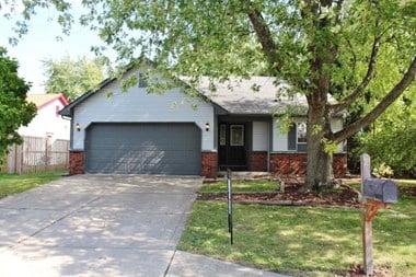 14601 Village Park E Drive 3 Beds House for Rent Photo Gallery 1